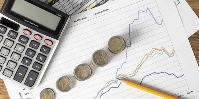 top-view-arrangement-finances-elements